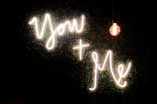题字你我发光的字母。信的设计。黑色背景。爱的概念，关系，情人节。图片下载