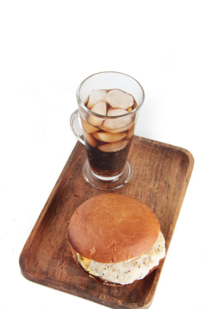 木盘子上放着汉堡，白底上放着一杯可乐图片下载