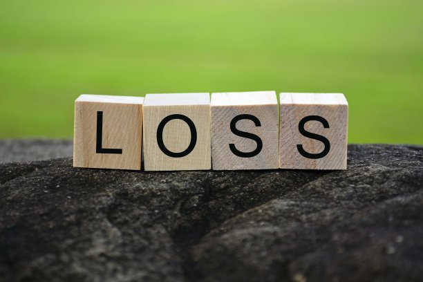 大块石头上的木方块失去文字，绿色背景模糊图片下载