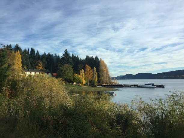 湖上有房子。图片下载