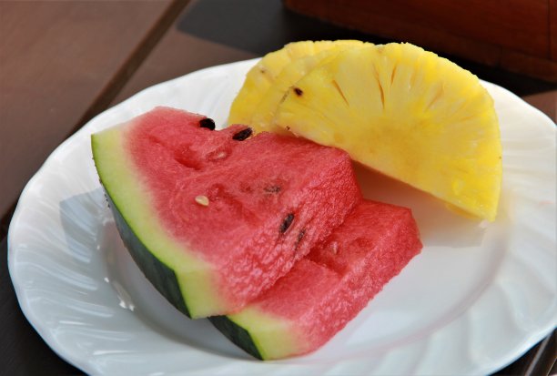 白盘子里放着西瓜和菠萝图片下载