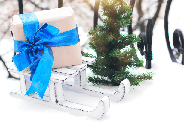 装饰冬天雪橇。白色的雪橇。雪橇上的礼物。圣诞装饰。新年好精神图片下载