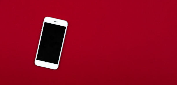 白色空白智能手机模型照片上的红色孤立背景与拷贝空间，俯视图图片下载