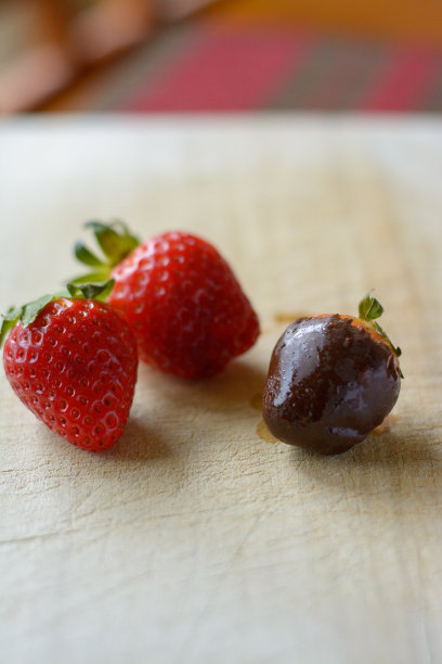 草莓巧克力覆盖图片下载