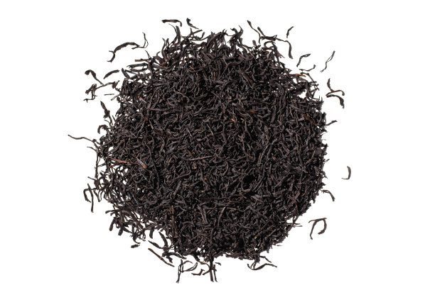 白色背景上分离的干茶叶。一堆叶茶，俯视图图片下载