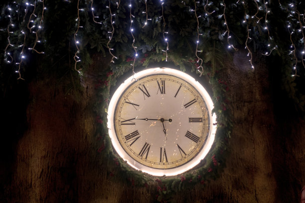 圣诞树上的圣诞发光钟图片下载