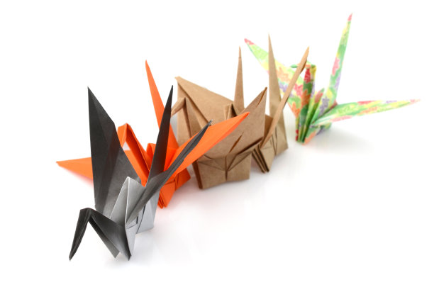 折纸鸟在引线上孤立在白色背景上图片下载