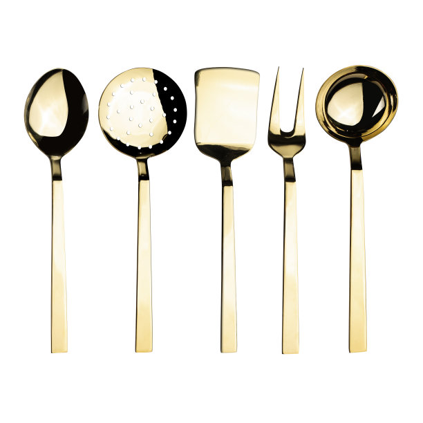 白色背景上挂着金色的厨房用具图片下载