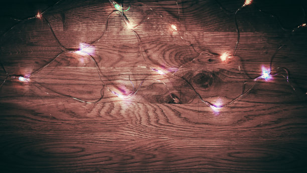 木制背景上的圣诞灯花环。节日的背景图片下载