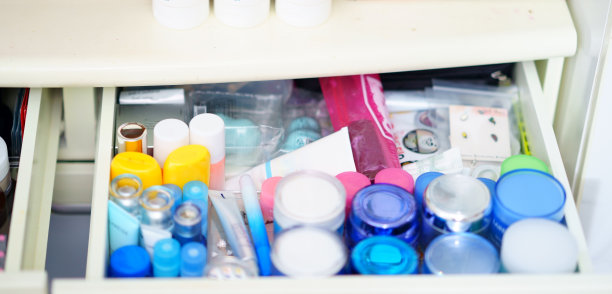 梳妆台抽屉里的化妆品套装和化妆品图片下载