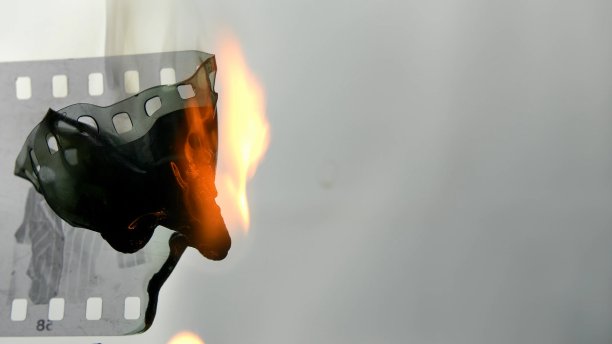 用打火机燃烧负塑料薄膜条图片下载