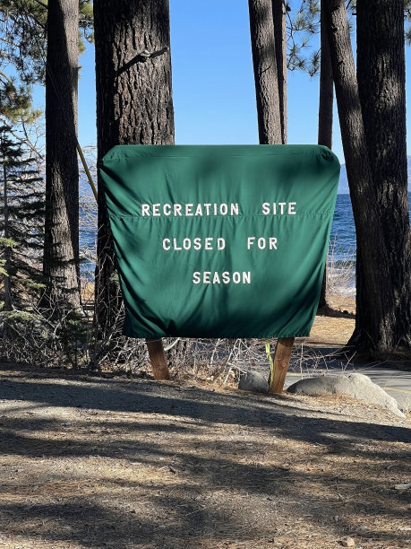 加州太浩湖海滩的关闭标志图片下载