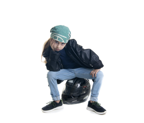 骑摩托车的男孩坐在摩托车头盔上图片下载