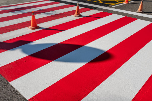 一个新刷的红白人行横道的特写。图片下载