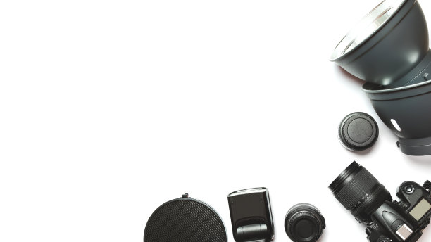 数码相机的俯视图，闪光灯，配件在一个白色的背景。摄影设备图片下载