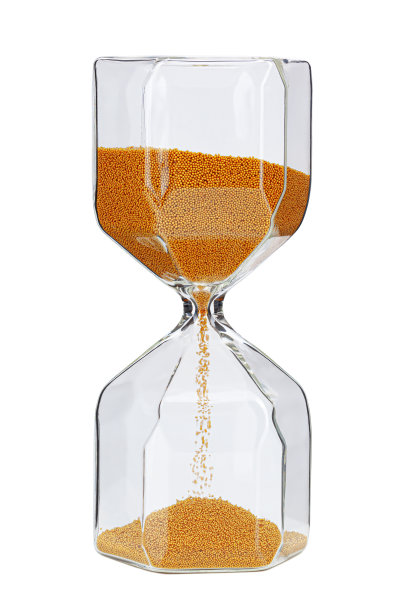 沙漏与金色的沙子孤立在白色的背景图片下载