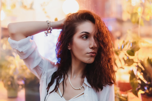 一个女人的晚间肖像。夜晚的城市。图片下载