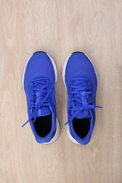 俯视图蓝色跑鞋在木制的背景图片下载