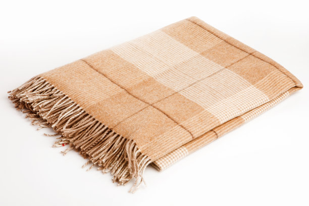 温暖的棕色羊驼毛或羊绒毯子孤立在白色的背景。图片下载