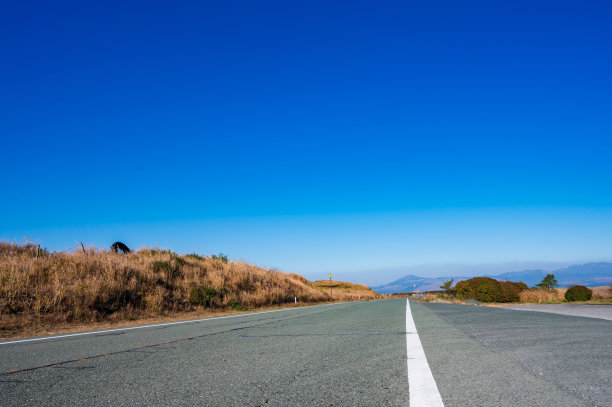 一辆汽车行驶在阿苏米尔克路上，看到了壮观的秋天景色图片下载