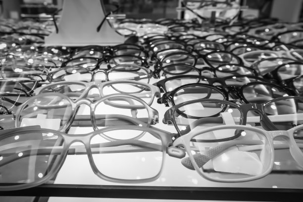 在眼镜店的架子上有各种各样和五颜六色的眼镜，背景图片下载