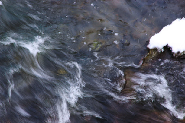 山河在岩石上汩汩地流着。图片下载