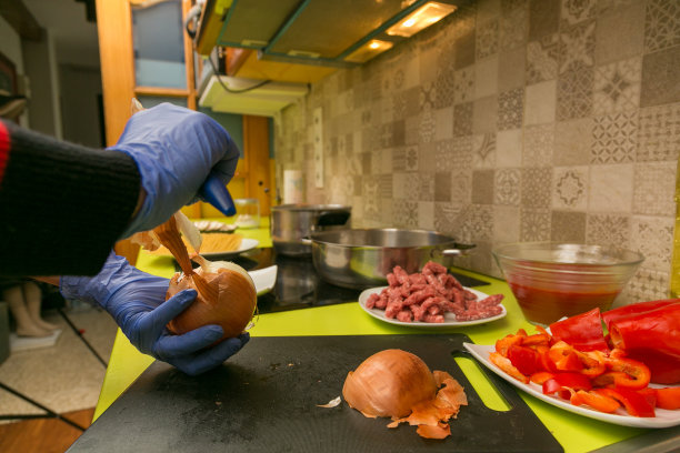 女人的手在家里用手套炖菜图片下载