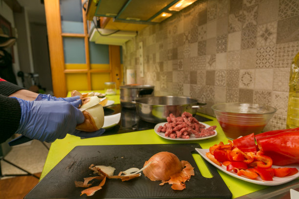 女人的手在家里用手套炖菜图片下载