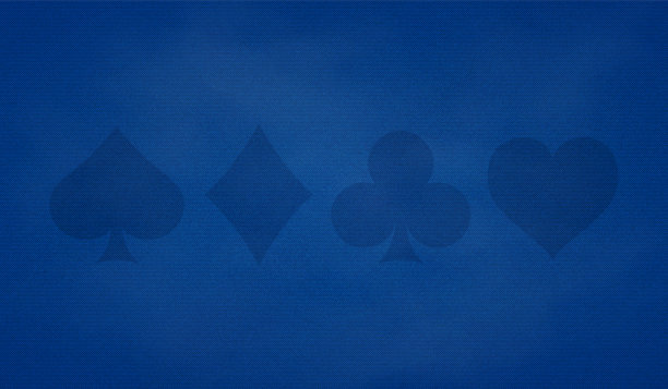 扑克桌的背景在蓝色与牌套。图片下载