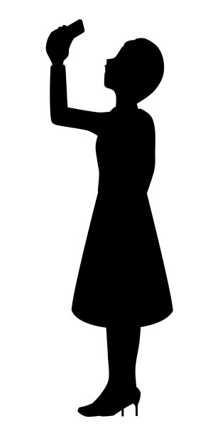 女人用智能手机拍照的剪影图片下载