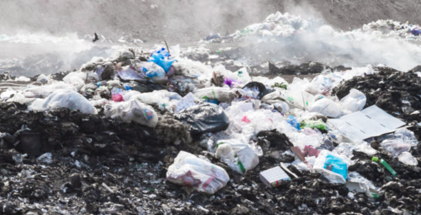 模糊，废弃塑料瓶和其他类型的塑料垃圾在地拉福士废物处理场。图片下载