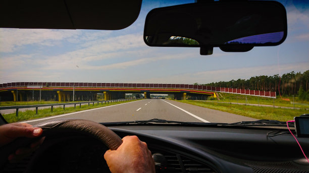 从驾驶座上看高速公路和桥图片下载