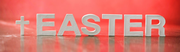 复活节字用水泥字母在红色大理石的背景。圣经，精神或基督教的提醒。基督教的复活节的概念。耶稣基督被钉死，复活。福音,拯救图片下载
