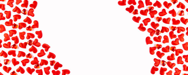 情人节，婚礼，爱的概念。庆祝白色背景与红色缎子心。俯视图，平放，复制空间。横幅。图片下载