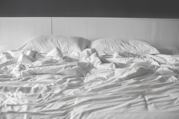 床垫、毛毯和枕头放在酒店房间的豪华床上，睡个安稳觉。图片下载