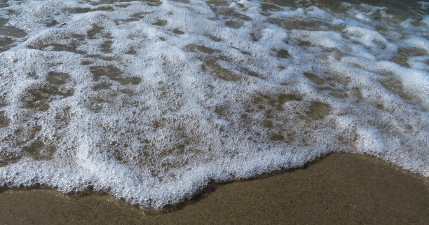 海滩上的波浪泡沫图片下载