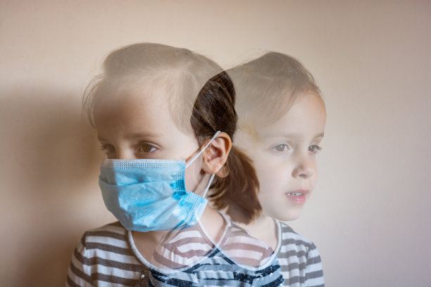 孩子戴上防护面罩。希望的概念图片下载