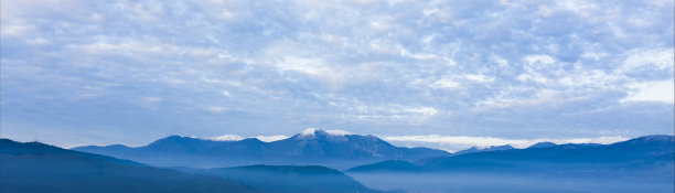 (选择性聚焦)令人惊叹的景观周围的雾和云在雨天。意大利托斯卡纳神秘景观与复制空间。图片下载