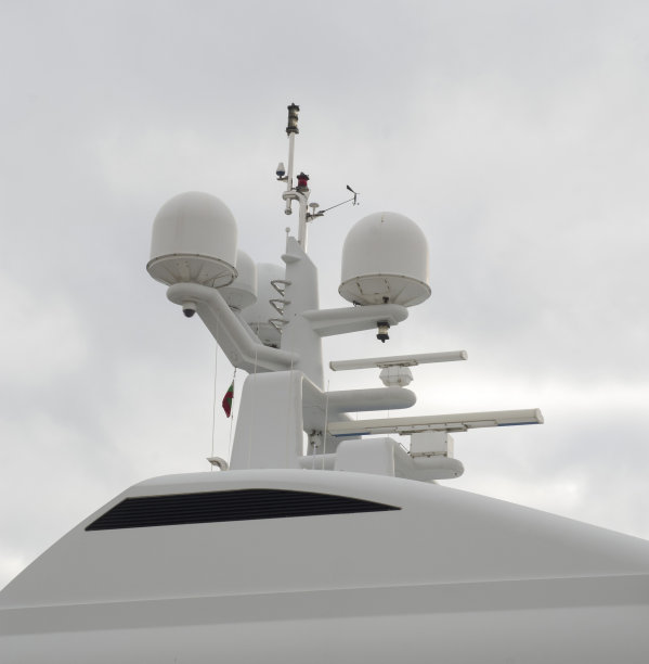 白色游艇上的导航设备，雷达和天线图片下载