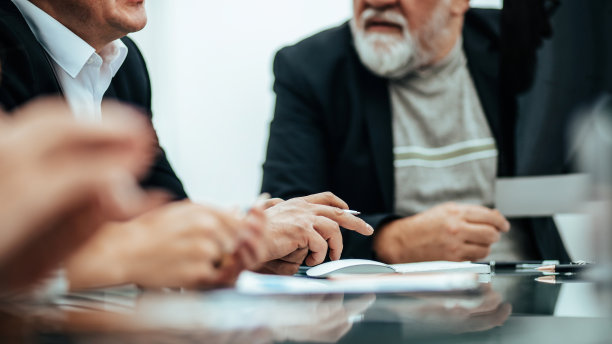 关闭了。商业伙伴正在讨论新合同的条款图片下载