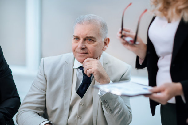 关闭了。女商人在工作会议上阅读财务报告图片下载