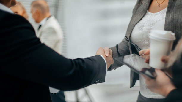 关闭了。办公室职员互相握手图片下载