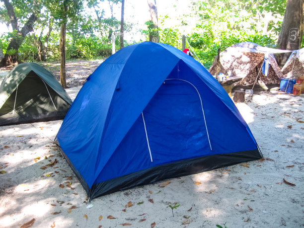 在泰国的斯米兰群岛，为游客提供过夜的帐篷图片下载