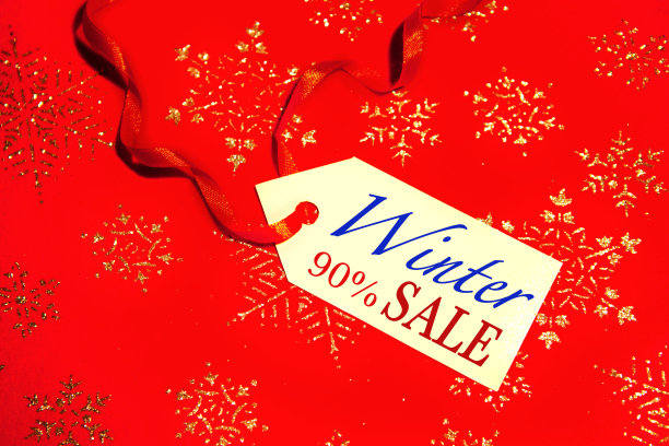 标签与文字-冬季销售，在装饰的圣诞背景，在圣诞节和新年假期。图片下载