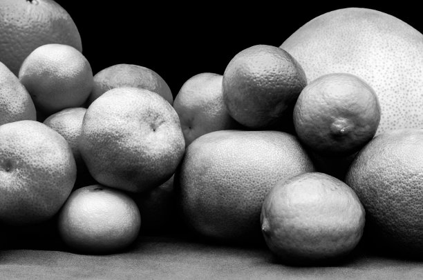 单色孤立橙色和绿色组的柑橘水果在黑色的背景。橘子，橘子，酸橙，柚子，葡萄柚，在蓝色桌布上图片下载