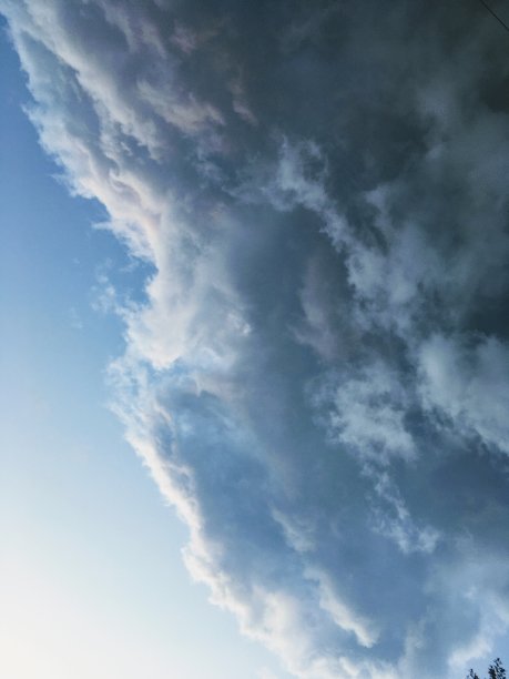 蓬松的云彩图片下载