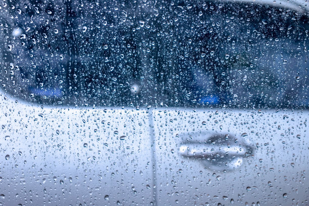雨点落在挡风玻璃上，水滴落在汽车玻璃表面图片下载