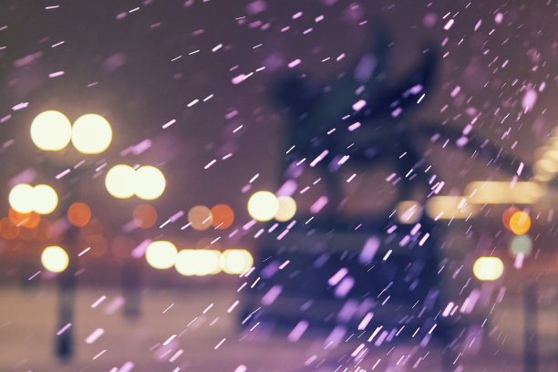 黄昏时分喀山下雪。图像模糊。图片下载