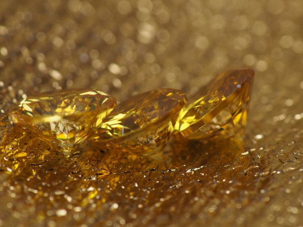 金色背景上黄色钻石宝石的特写照片图片下载