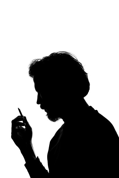 一个吸烟男子的单色剪影图片下载